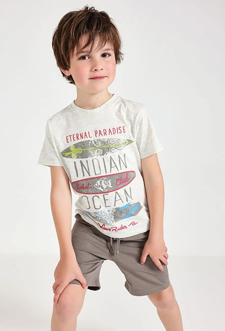 Completo con maglietta a maglia per bambino in colore crema.