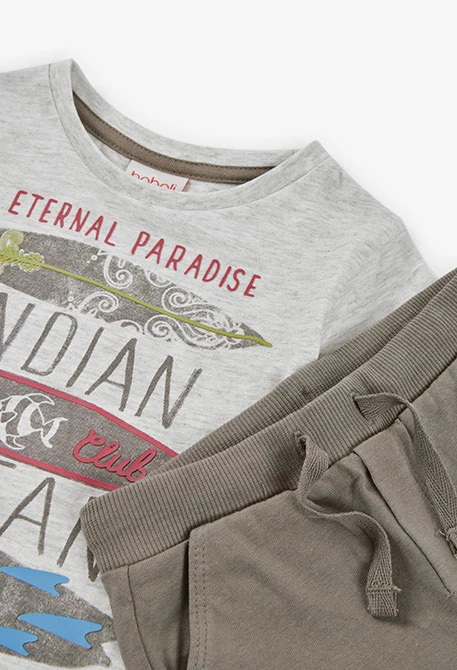 Conjunto de t-shirt de malha para bebé menino em cor cru.