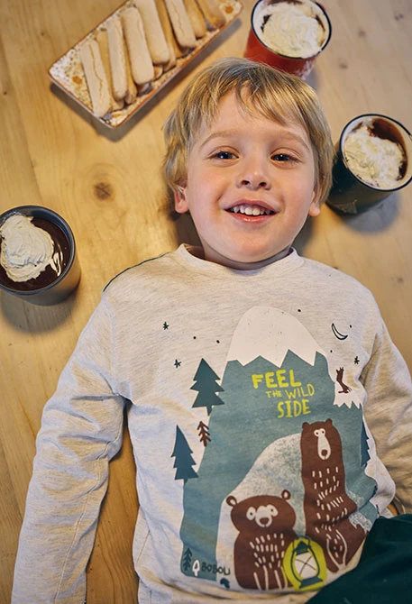 Beigefarbenes Strick-T-Shirt für Jungen mit Bären und Bergen