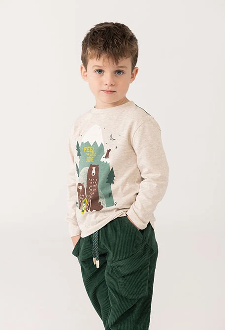 Beige boy´s knit t-shirt with bears and mountains