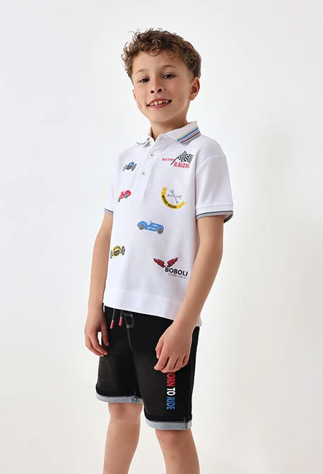 Strickpolo für Jungen in Weiß mit Rennmotiv.