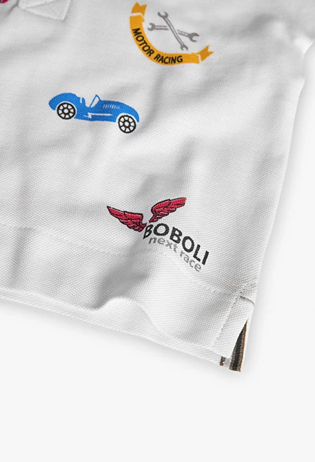 Strickpolo für Jungen in Weiß mit Rennmotiv.
