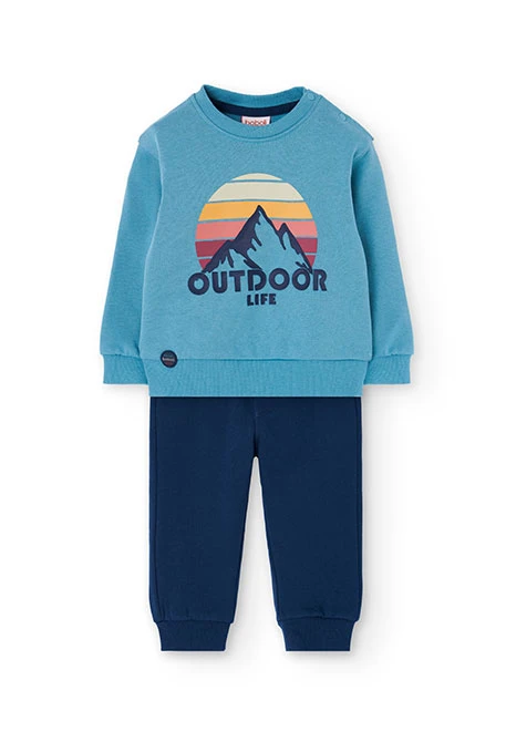 Completo bambino pile paesaggio montuoso verde