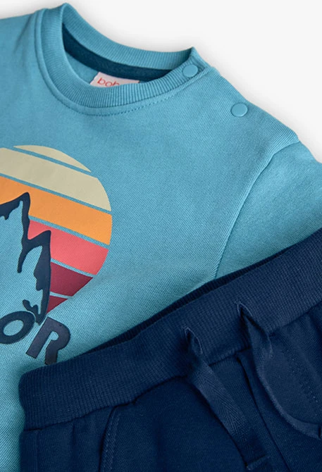 Completo bambino pile paesaggio montuoso verde