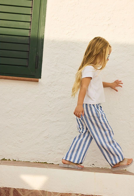Calças de linho às riscas para menina