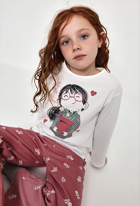 Weißes gestricktes Mädchen-T-Shirt mit Blumenmädchen-Aufdruck