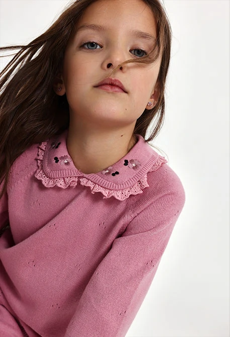 Jersey niña rosa con cuello bordado de flores