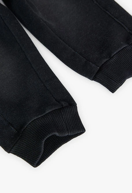 Pantalón de felpa de bebé niño con bolsillos en color negro