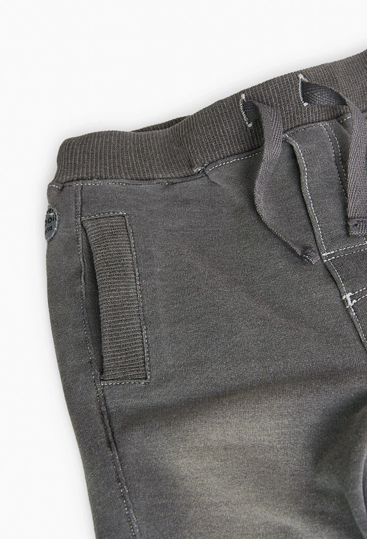 Pantalón de felpa de bebé niño con bolsillos en color gris