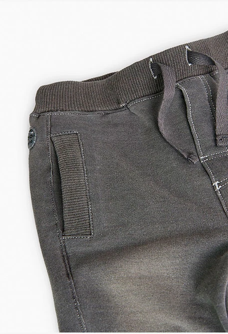 Pantalón de felpa de bebé niño con bolsillos en color gris