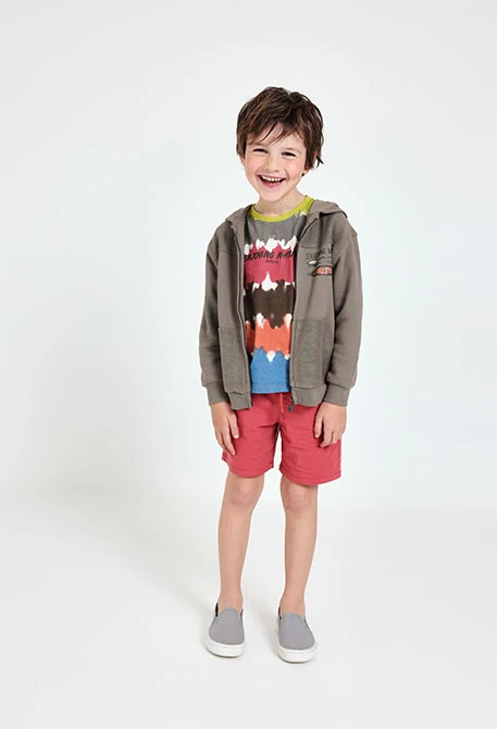 Elastische Gabardine-Bermudashorts für Jungen in Granatfarbe