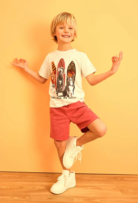 Elastische Gabardine-Bermudashorts für Jungen in Granatfarbe