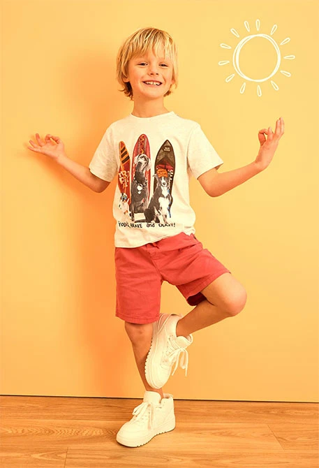 Elastische Gabardine-Bermudashorts für Jungen in Granatfarbe