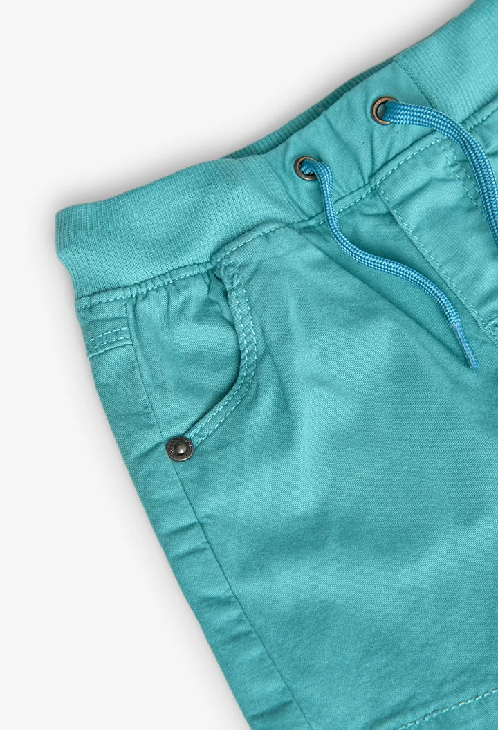 Bermuda in gabardina elasticizzata per bambino in colore verde.