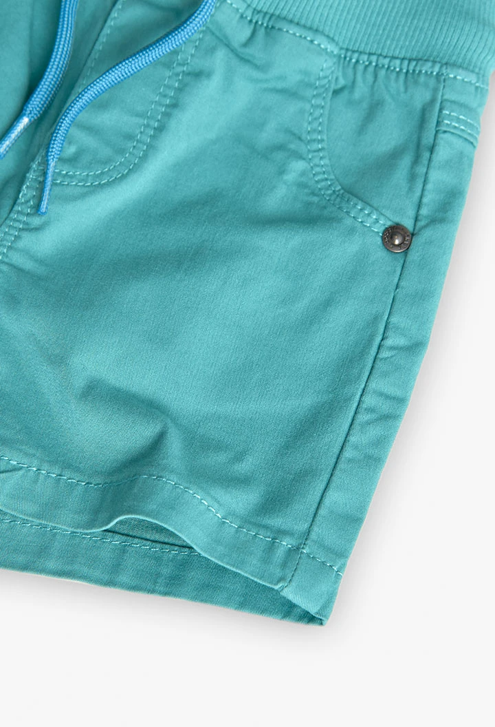 Bermuda in gabardina elasticizzata per bambino in colore verde.