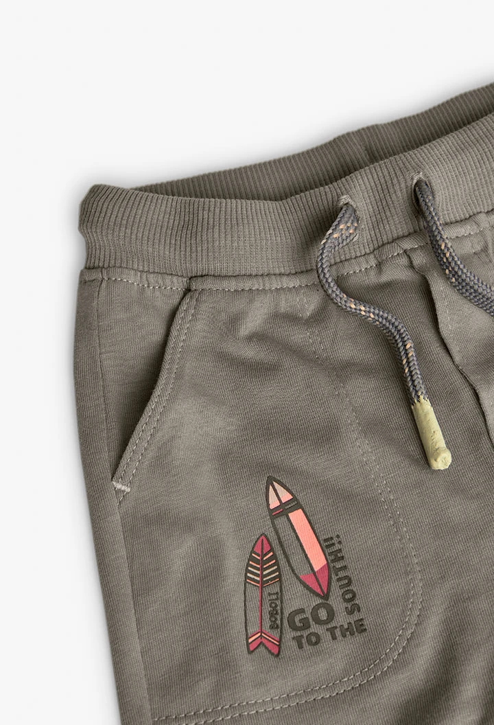 Basic-Strickshorts für Baby-Jungen in Braun.