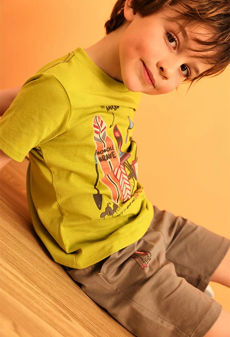 Bermuda basic in maglia per bambino in colore marrone.