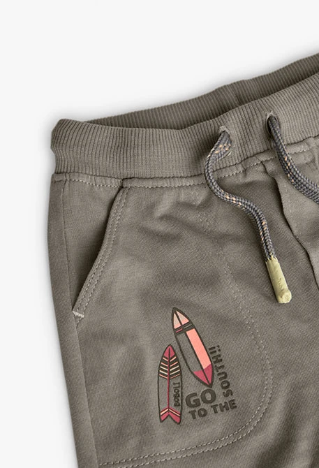 Bermudas básicas de malha para bebé menino em cor castanha.
