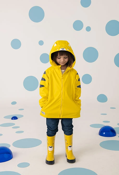 Gelbe Regenjacke mit Kapuze