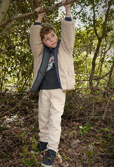 Pantalon garçon beige en coton élastique