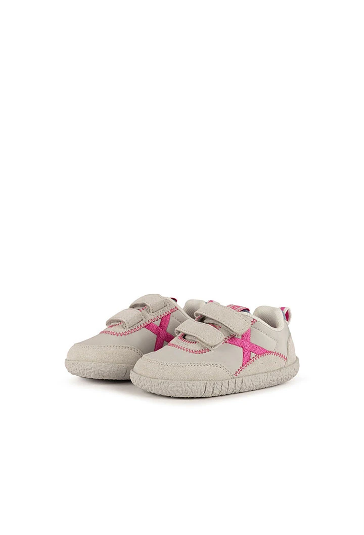 Baskets Munich blanches avec croix fuchsia
