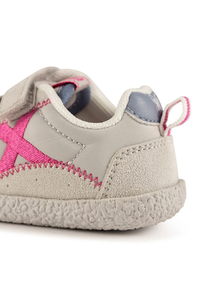 Baskets Munich blanches avec croix fuchsia