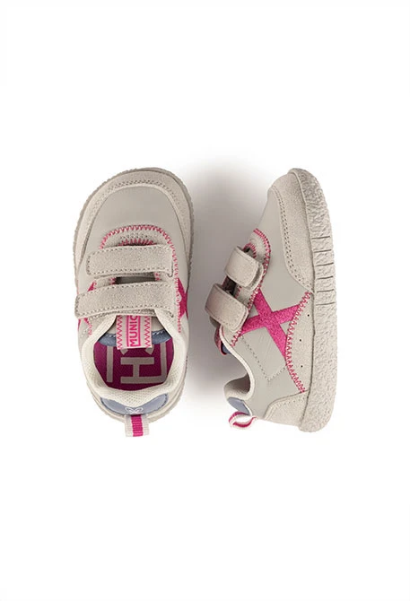 Baskets Munich blanches avec croix fuchsia
