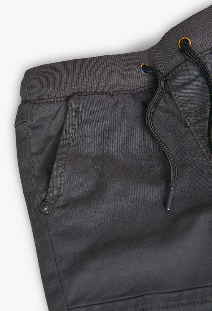 Pantalón básico elástico para bebé niño en gris oscuro