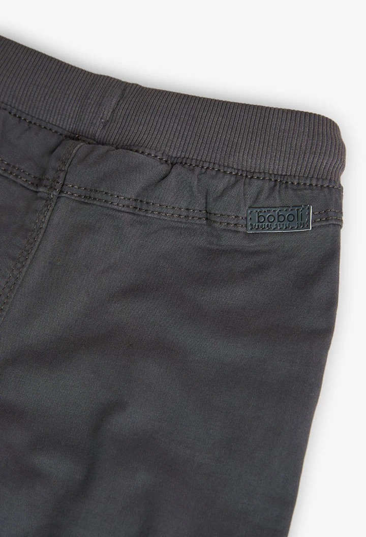 Pantalón básico elástico para bebé niño en gris oscuro