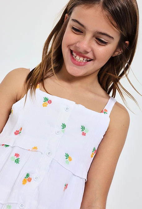 Top en bambula pour fille avec motif floral en blanc.