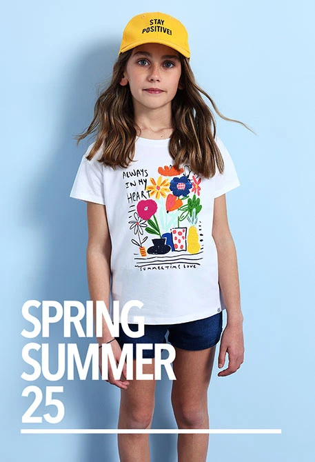 Maglietta a maglia per bambina in bianco con stampa floreale.