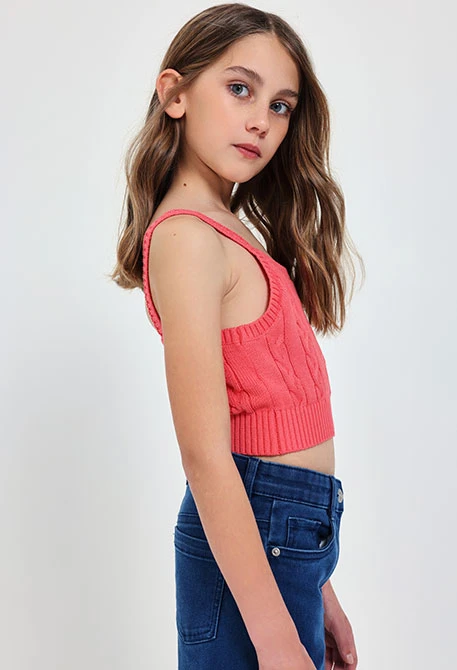 Maglione in maglia per bambina in colore fragola.