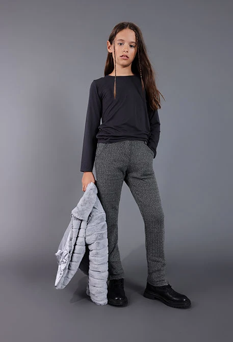 Mädchenhose aus schwarzem geometrischem Strickstoff