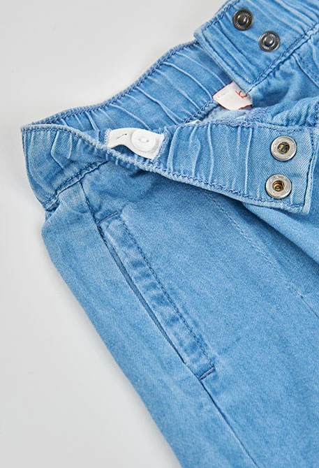 Jeansrock-Shorts in Bleichmittel.