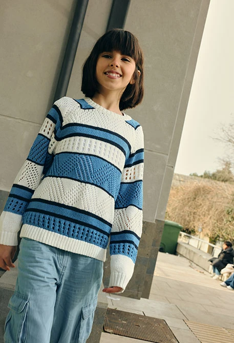 Mädchenpullover aus Baumwolle in Weiß und Blau