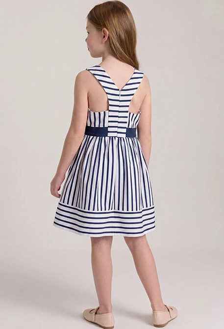 Weiß-blau gestreiftes Kleid