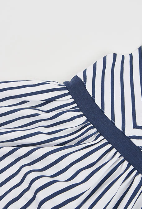 Vestido de listras branco e azul-marinho