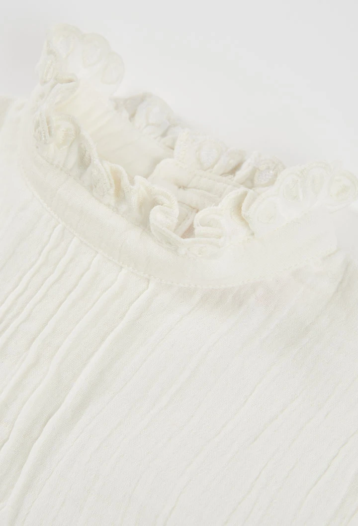 Blouse en mousseline blanche avec volants et col froncé