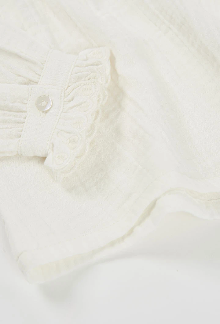 Blouse en mousseline blanche avec volants et col froncé