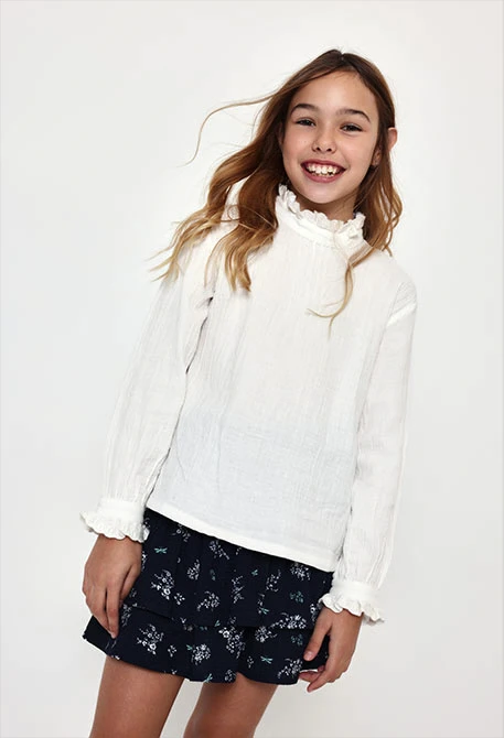 Blusa muselina blanca con volantes y cuello fruncido