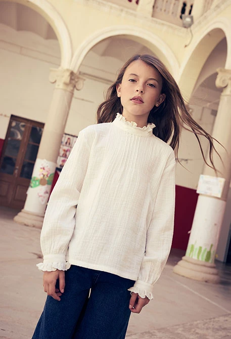 Blusa muselina blanca con volantes y cuello fruncido