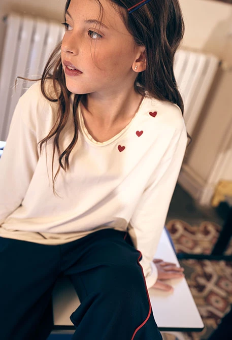 Camiseta punto niña crudo con corazones