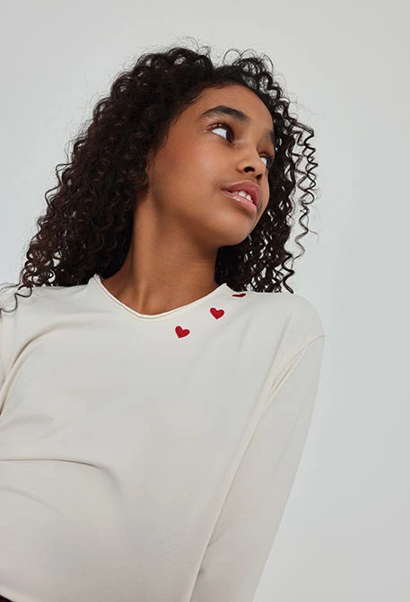 Camiseta de malha menina cru com corações