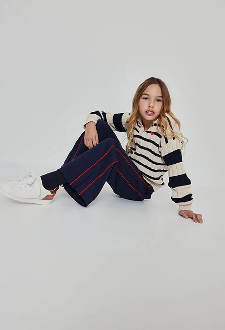 Pantalon fille bleu marine avec bande rouge latérale
