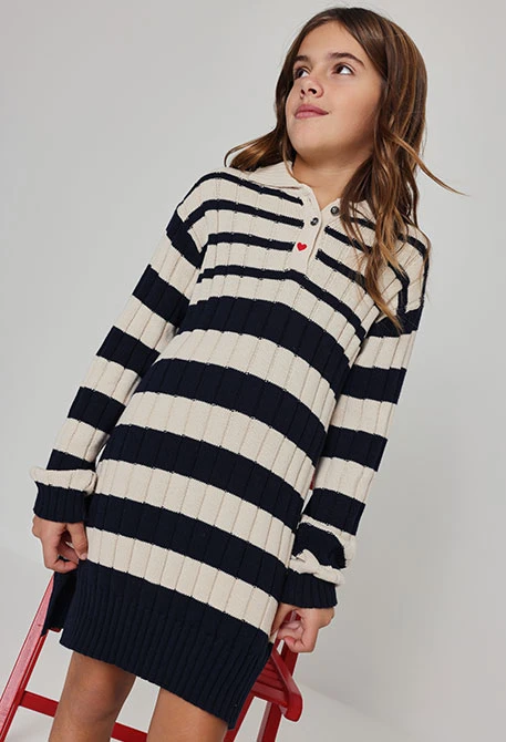 Robe en maille écrue à rayures avec cœur brodé