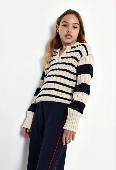 Mädchen-Pullover in Rohweiß mit Streifen und Herz-Stickerei