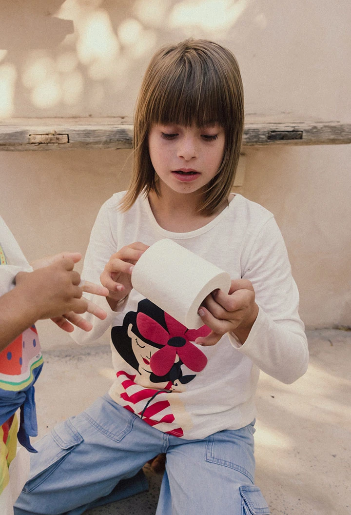Maglietta in maglia per bambina a maniche lunghe di colore bianco.