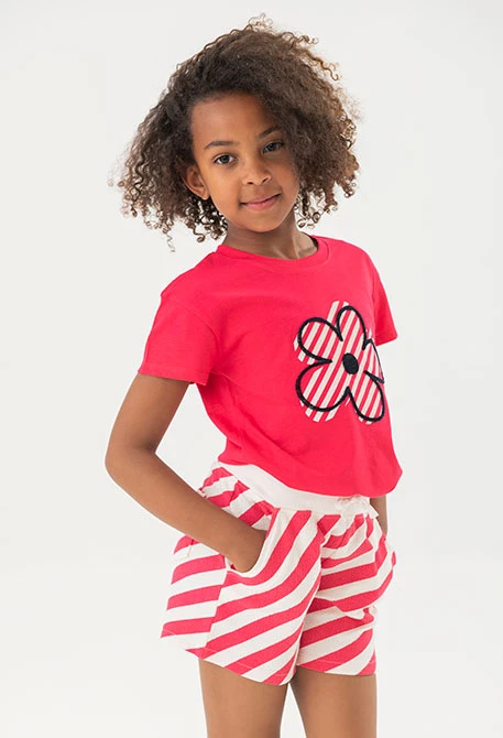 Camiseta de punto para niña en color fresa con diseño de una flor