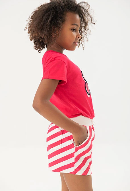 Short de punto con relieve para niña en color rojo y blanco