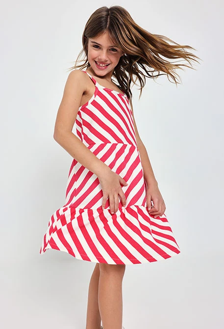Vestito a maglia per bambina in colore rosso e bianco.